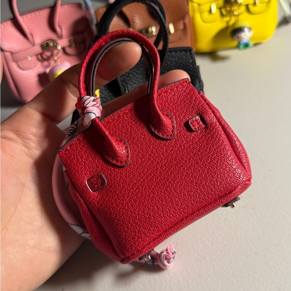 Black Mini Handbag with Pop Mart mini figure - Picture 2 of 6